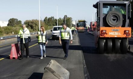 El Puerto de Huelva prevé finalizar este mes las obras de adecuación y desdoble de la carretera de acceso al Muelle Sur