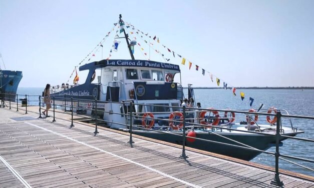 <strong>La Canoa de Punta Umbría se queda varada con más de 70 personas</strong>