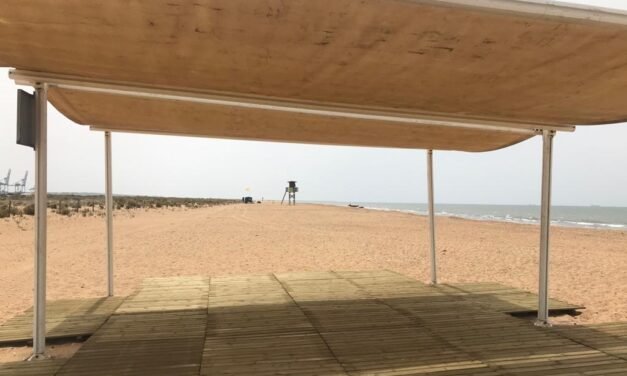 Arranca la temporada de playa en El Espigón con una ‘pasarela sin humos’