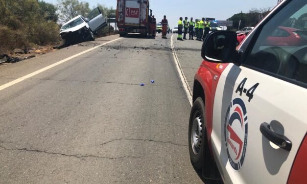 Extraen a dos heridos entre el amasijo de hierros tras un choque frontal en la N-435