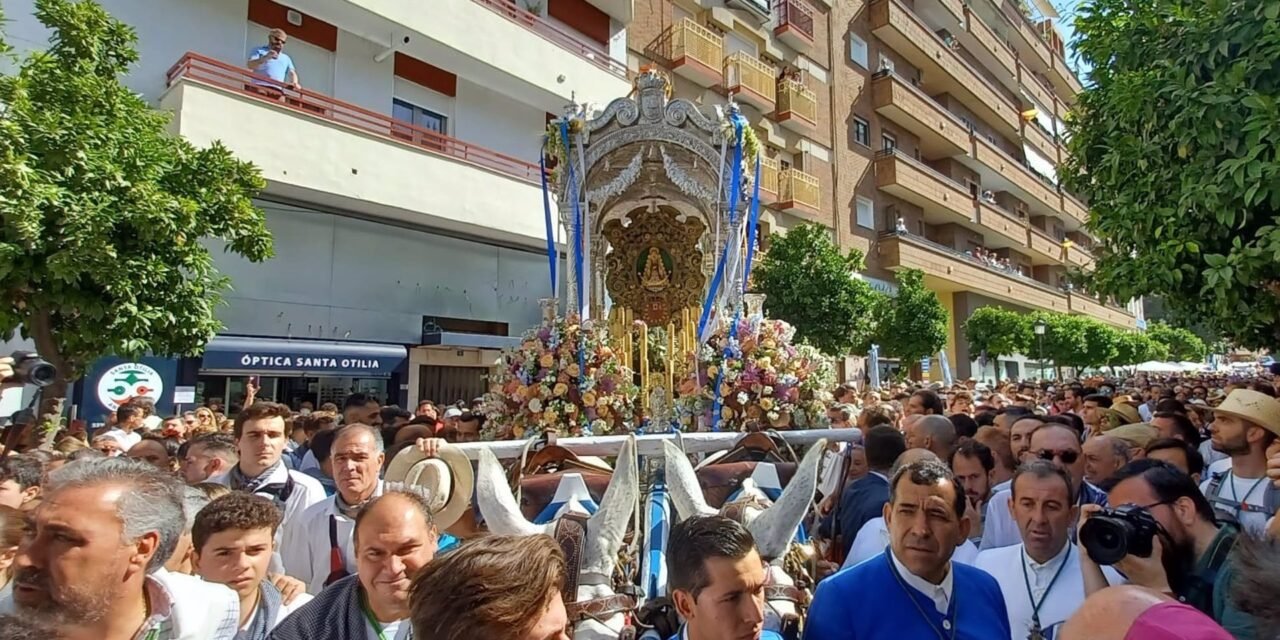 La Hermandad de Huelva parte hacia El Rocío junto a 10.000 peregrinos