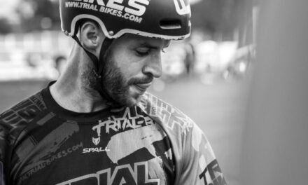 El ciclista valverdeño Pablo Adame, récord del mundo subiendo escalones en bicicleta