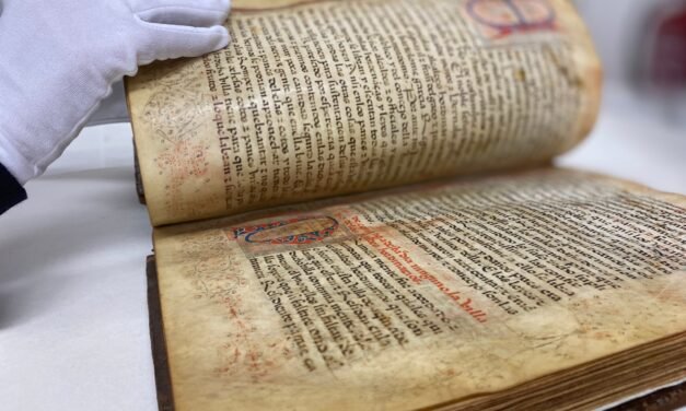 Los restauradores del libro de ordenanzas de 1535 de Zalamea ofrecen este viernes una conferencia