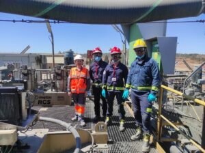 Isabel Zamora, responsable del Servicio de Prevención de Atalaya, junto con integrantes del Parque de Bomberos de Riotinto, visitando las instalaciones industriales.