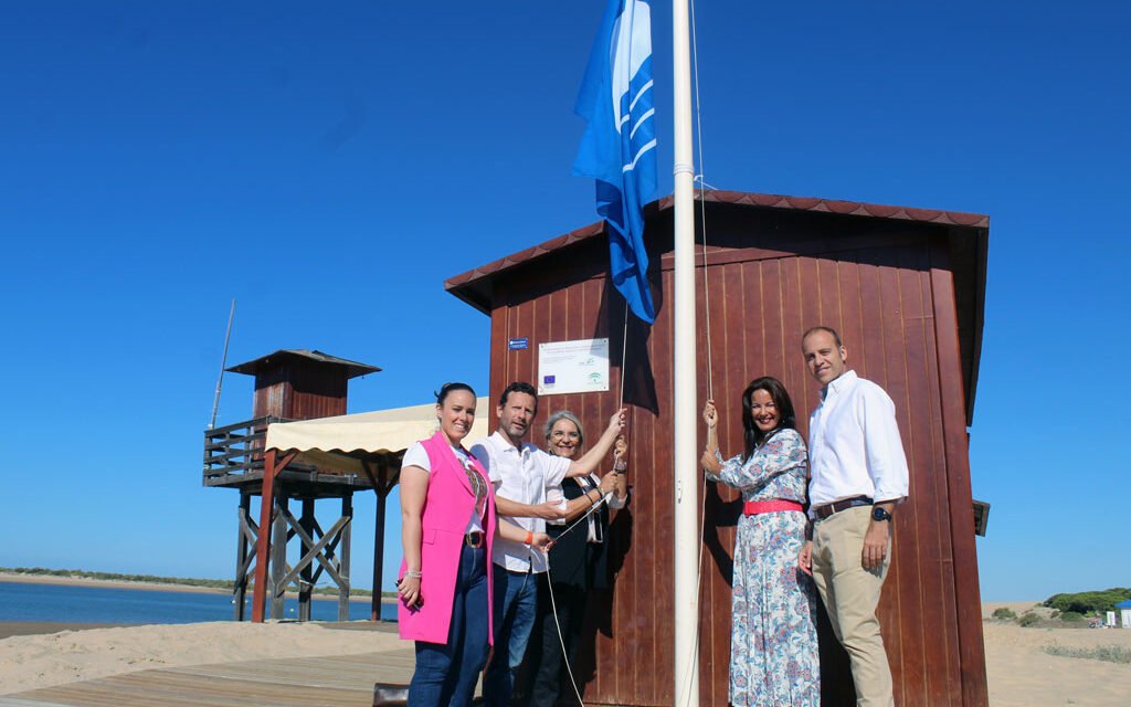 Las banderas azules ondean ya en las playas del Caño de la Culata y San Miguel