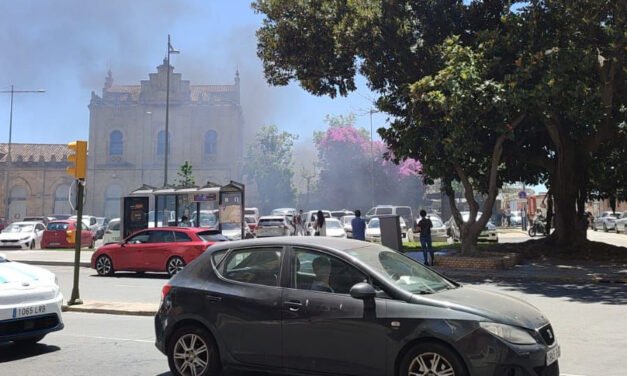 Basura abandonada junto a la antigua Estación de Renfe provoca un incendio en pleno centro de Huelva