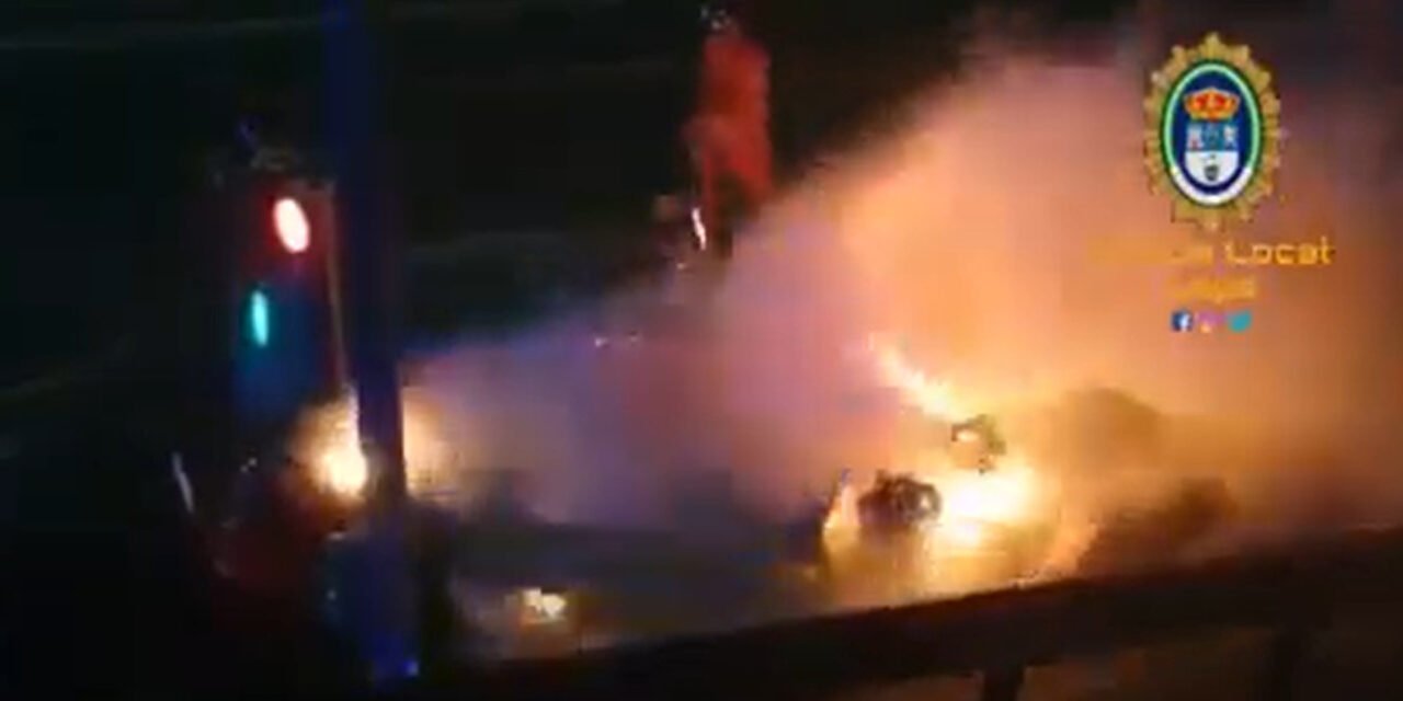 El incendio de un vehículo en plena vía provoca retenciones de tráfico en Lepe