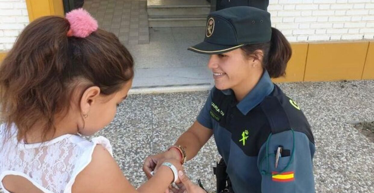 La Guardia Civil reparte pulseras identificativas entre los menores durante la romería de El Rocío