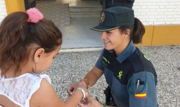 La Guardia Civil reparte pulseras identificativas entre los menores durante la romería de El Rocío