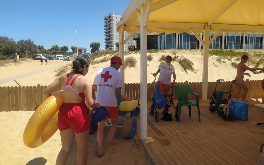 Cruz Roja posibilita un baño sin barreras a personas con discapacidad gracias a 25 voluntarios