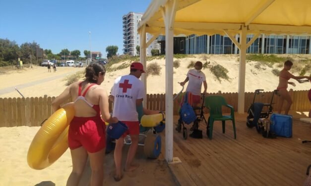 Cruz Roja posibilita un baño sin barreras a personas con discapacidad gracias a 25 voluntarios