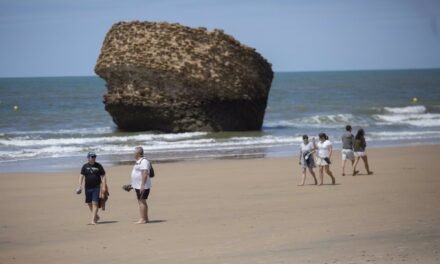 Fallece un bañista ahogado en la playa de Matalascañas