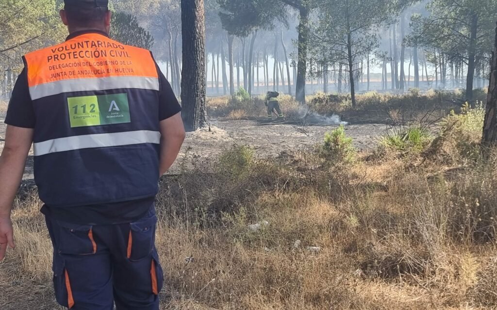 Voluntarios de Protección Civil de El Campillo participan en la extinción de los incendios de Almonte y Bonares