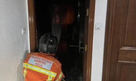 Desalojan 12 viviendas tras un incendio en un piso de Isla Cristina