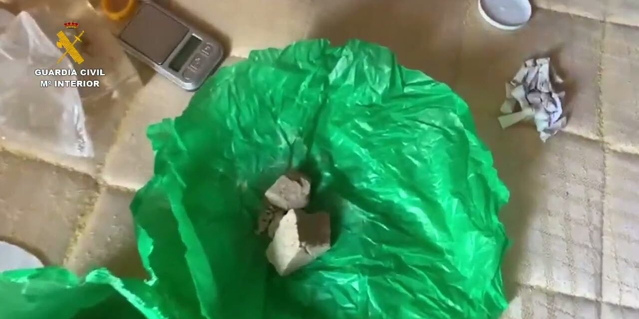 Desarticulan un punto de venta de droga con más de 100 dosis de heroína y cocaína en el Alto de la Mesa