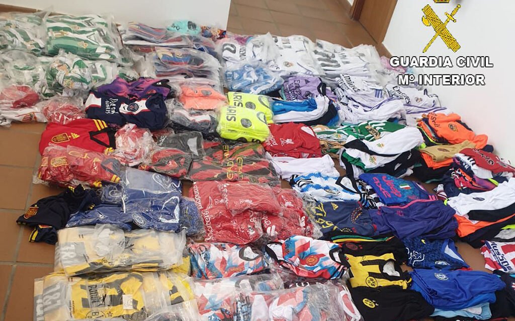 Intervienen una gran cantidad de prendas deportivas falsificadas en Matalascañas