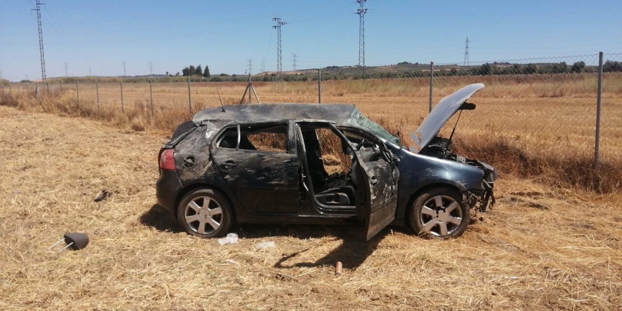 Trasladan al Infanta Elena a dos jóvenes tras un accidente en Niebla