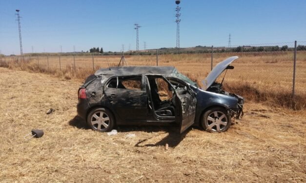 Trasladan al Infanta Elena a dos jóvenes tras un accidente en Niebla