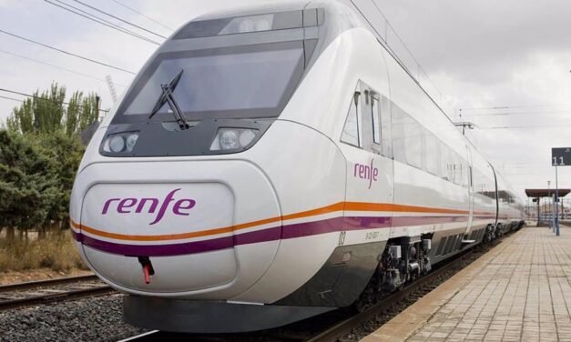 <strong>El tren Huelva-Madrid sufre una avería a la altura de La Palma y obliga a Renfe a reubicar a los pasajeros</strong>