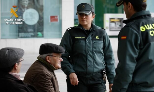 Detienen a una cuidadora por estafar 50.000 euros a un anciano de 89 años en Hinojos