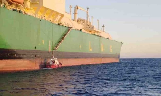 Evacuado un trabajador por hipotermia tras caer al agua desde un buque fondeado