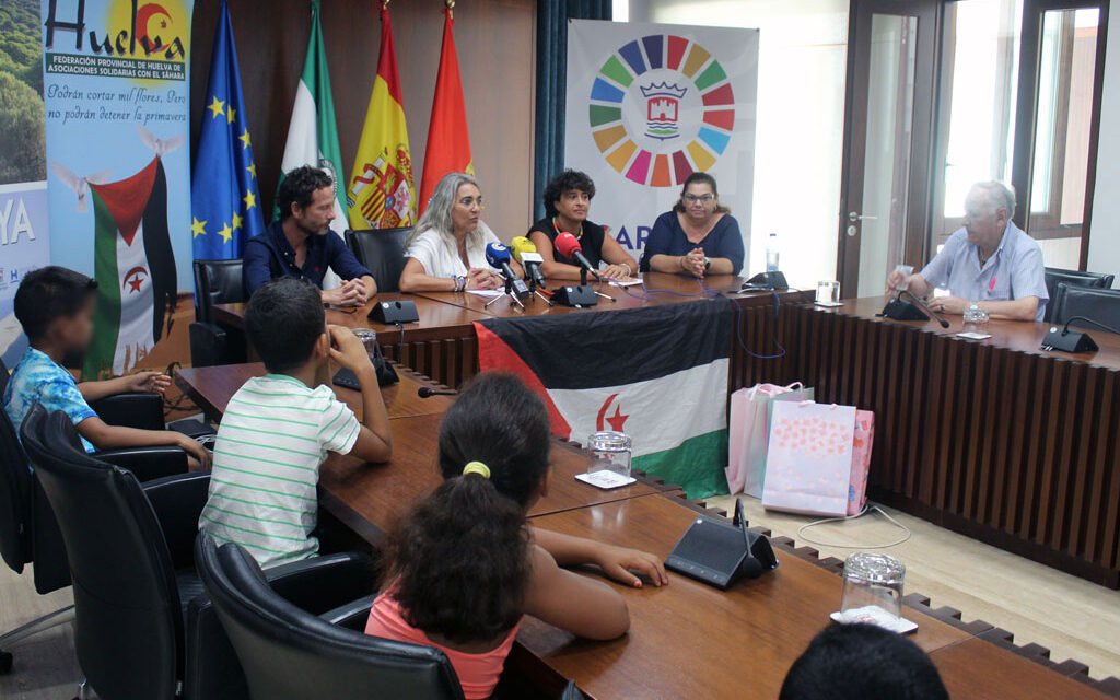 Recepción municipal para los ocho menores saharauis que disfrutan en Cartaya de ‘Vacaciones en paz’
