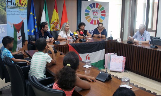Recepción municipal para los ocho menores saharauis que disfrutan en Cartaya de ‘Vacaciones en paz’