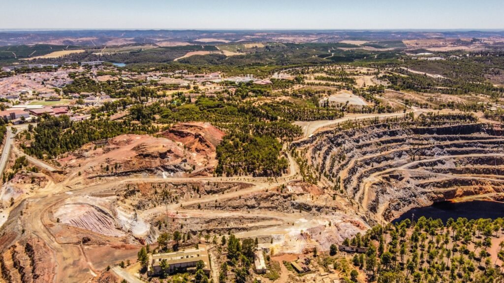 Atalaya Mining planta 11.000 pinos y siembra otros tantos en zonas devastadas por los incendios