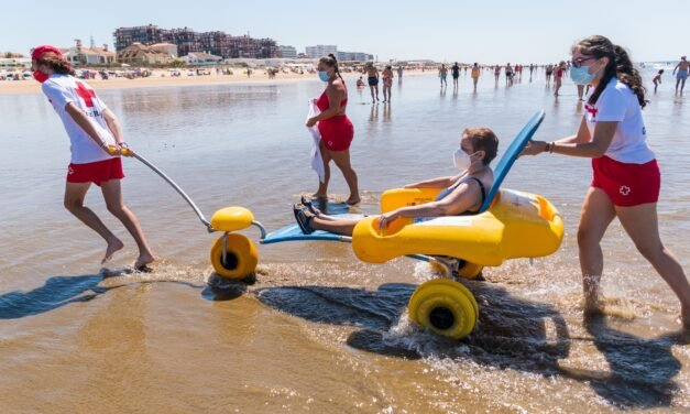 El programa ‘Un baño sin barreras’ de Cruz Roja hace posible que 70 personas disfruten sin obstáculos de la playa