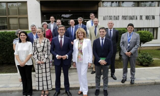 El consejero de Política Industrial y Energía muestra su interés por los proyectos de crecimiento del Puerto
