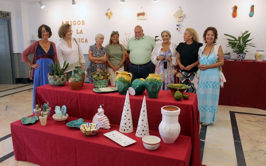 Los ‘Amigos de la Cerámica’ de Cartaya exponen sus creaciones en el Centro Cultural de la Villa