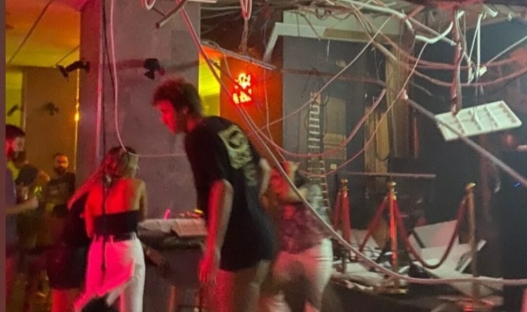 El techo de un bar de copas de Huelva se desploma en plena noche de fiesta
