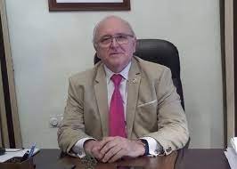 El presidente del Colegio de Médicos de Huelva apunta a que “la mujer tiene que atender a sus hijos y embarazos” como un problema del sector