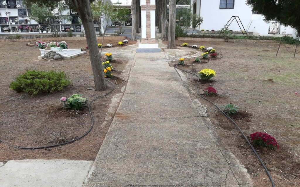 Berrocal prepara la capilla del Cementerio para el Día de Todos los Santos