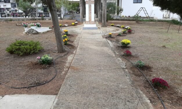 Berrocal prepara la capilla del Cementerio para el Día de Todos los Santos