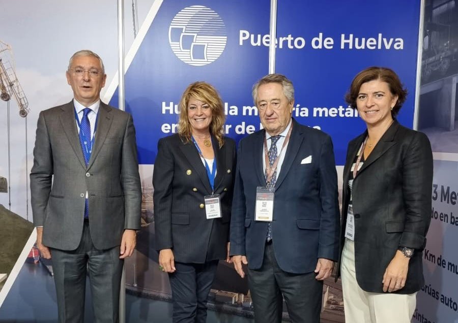 El Puerto se promociona como referente en graneles sólidos en el Salón Internacional de la Minería