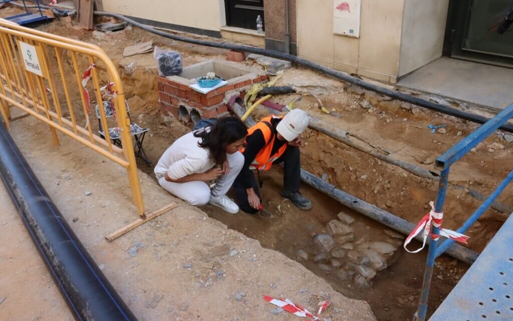 El Ayuntamiento garantiza la supervisión arqueológica de las obras del centro tras encontrar restos de una muralla antigua