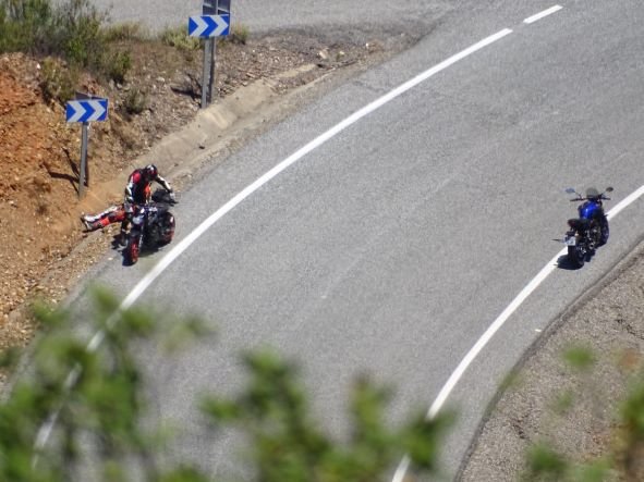 Vecinos de Berrocal denuncian que la carretera se usa como “circuito de velocidad” de motos