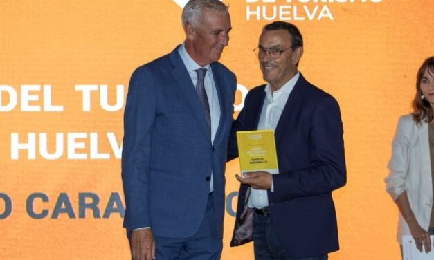 Ignacio Caraballo recibe el premio de ‘Amigo’ del turismo de Huelva