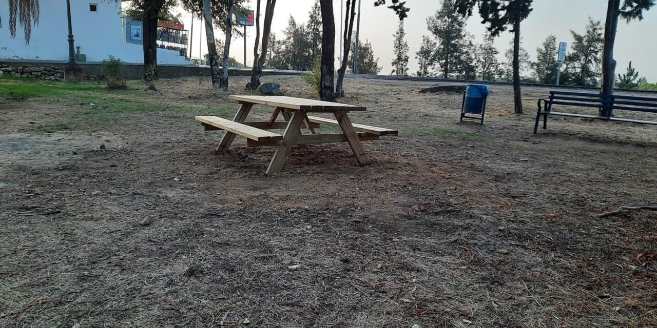 El Campillo coloca mesas de picnic en el Parque Chico