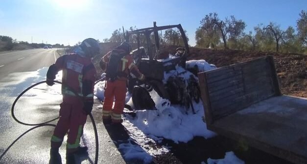 Arde un remolque en plena carretera en Almonte