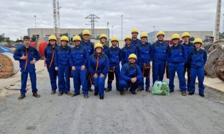 Alumnos del IES Pintor Pedro Gómez reciben una formación exclusiva en redes eléctricas en la sede de Elecnor