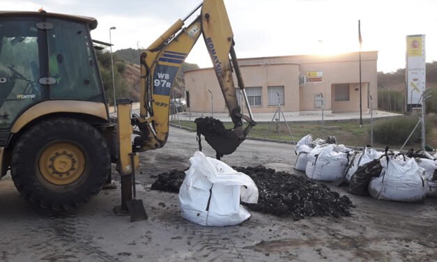 Un camión derrama nueve toneladas de residuos tóxicos en el casco urbano de Nerva