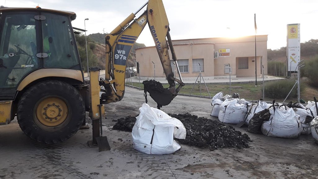 Un camión derrama nueve toneladas de residuos tóxicos en el casco urbano de Nerva