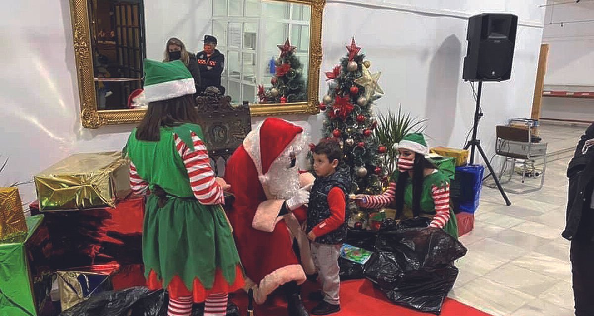 Riotinto enciente este viernes la Navidad