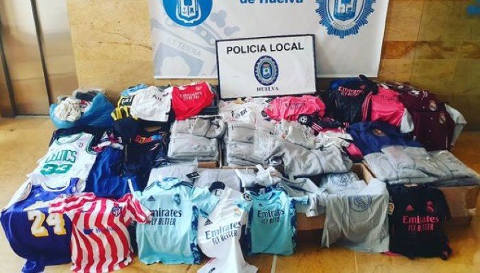 Detectan un puesto con más de 800 prendas falsas en el mercadillo de Huelva