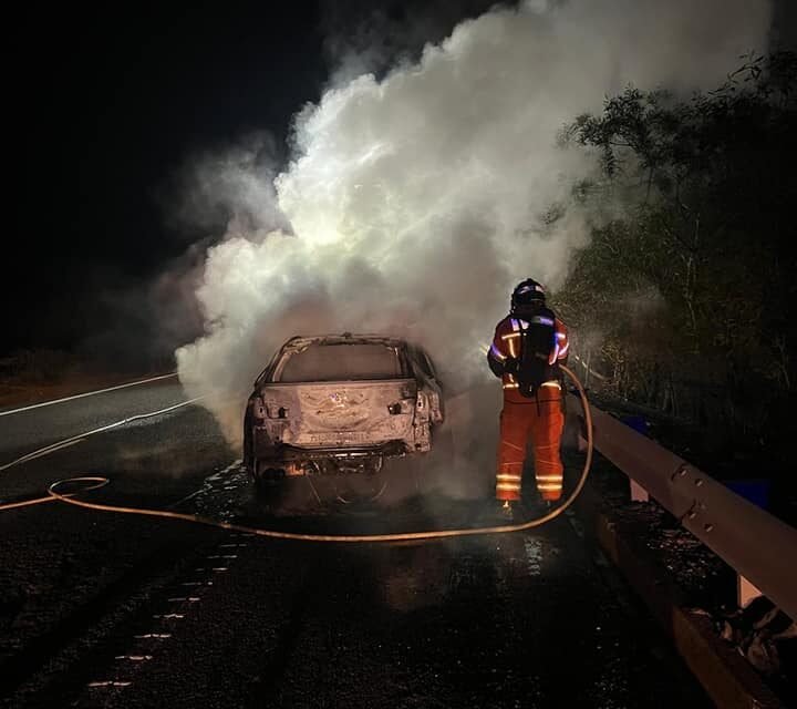 Extinguen el incendio de un vehículo en plena A-49 a la altura de Lepe