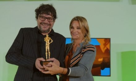 Santi Amodeo recibe en el Festival de Huelva el premio al Mejor Cineasta de Andalucía