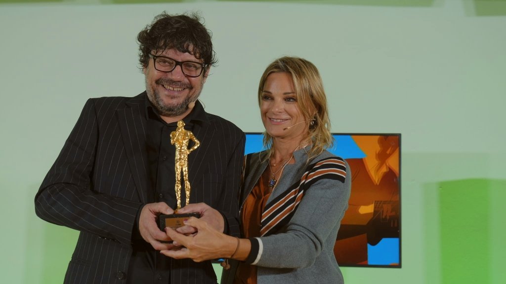 Santi Amodeo recibe en el Festival de Huelva el premio al Mejor Cineasta de Andalucía