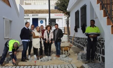 El Ayuntamiento de Cartaya adoquina las calles de El Rompido